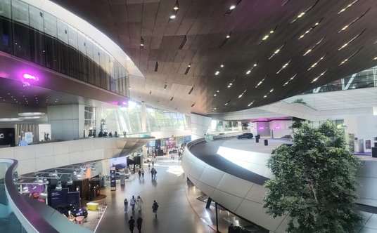 Wewnątrz BMW Welt przypomina zmienny pejzaż