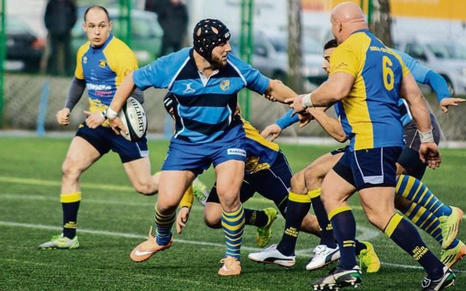 Piotr Zeszutek  z Ogniwa Sopot otoczony przez rugbistów Arki Gdynia