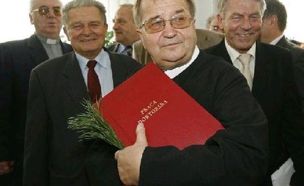 Aż 25 proc. osób słuchających toruńskiej rozgłośni ma wyższe wykształcenie. Sam o. Tadeusz Rydzyk mo
