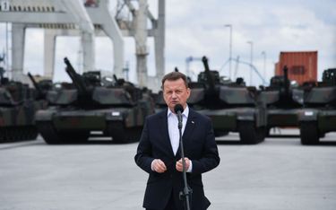 Minister obrony narodowej Mariusz Błaszczak podczas przekazania pierwszej partii czołgów M1A1 Abrams
