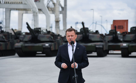 Minister obrony narodowej Mariusz Błaszczak podczas przekazania pierwszej partii czołgów M1A1 Abrams