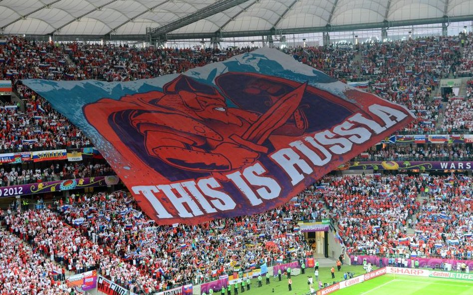 Czerwony rycerz na stadionie