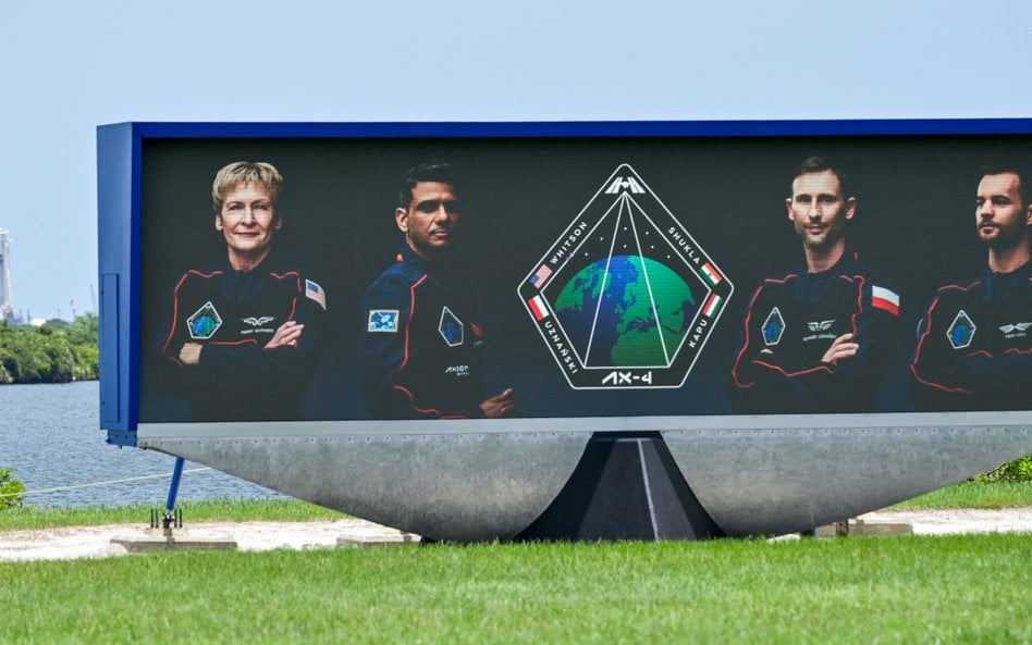 Astronauci Axiom-4, dowódca Peggy Whitson ze Stanów Zjednoczonych, pilot Shubhanshu Shukla z Indii, 