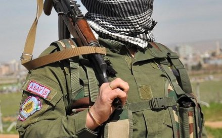 Syryjska bojowniczka przygląda się obchodom święta kobiet w Qamishli