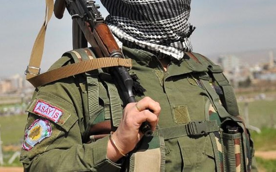 Syryjska bojowniczka przygląda się obchodom święta kobiet w Qamishli