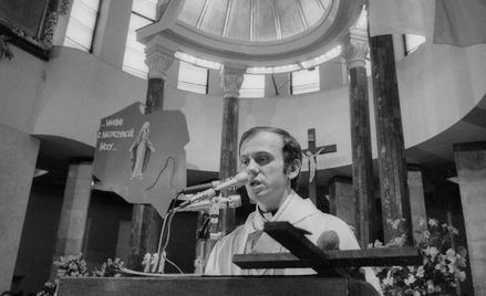 Ks. Jerzy Popiełuszko podczas mszy w kościele św. Stanisława Kostki w Warszawie w 1983 r.