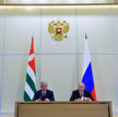 Prezydent Rosji Władimir Putin i tzw. prezydent Abchazji Raul Chadżimba w Soczi podczas podpisania p