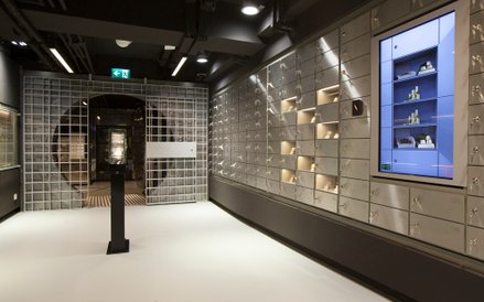 Wnętrze sejfu ze ścianą zbudowaną ze skrytek bankowych