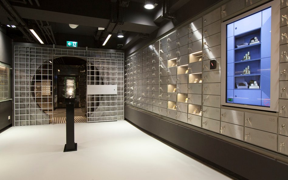 Wnętrze sejfu ze ścianą zbudowaną ze skrytek bankowych