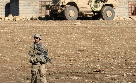 Amerykański żołnierz na przedmieściach Mosulu, kontrolowanego od 2014 r. przez ISIS.