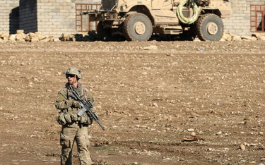 Amerykański żołnierz na przedmieściach Mosulu, kontrolowanego od 2014 r. przez ISIS.