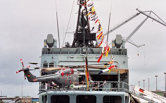 Fregaty typu F122 były pierwszymi w Marine, które miały zaokrętowane śmigłowce. Na hangarze stoją wy