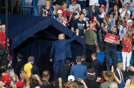 Donald Trump po zakończeniu przemówienia w Mohegan Sun Arena