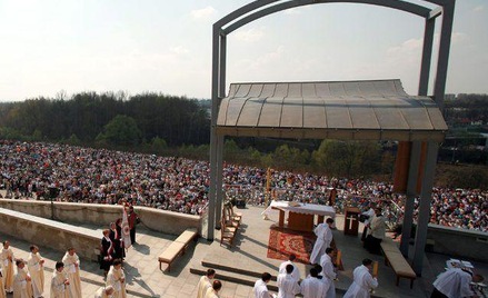 Do Sanktuarium Bożego Miłosierdzia w Łagiewnikach już przybywają pielgrzymki z całego świata