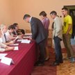 W teorii komisja wyborcza powinna wspólnie „przeczytać” każdą z książeczek do głosowania. W praktyce