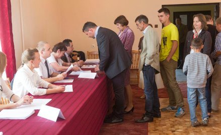 W teorii komisja wyborcza powinna wspólnie „przeczytać” każdą z książeczek do głosowania. W praktyce