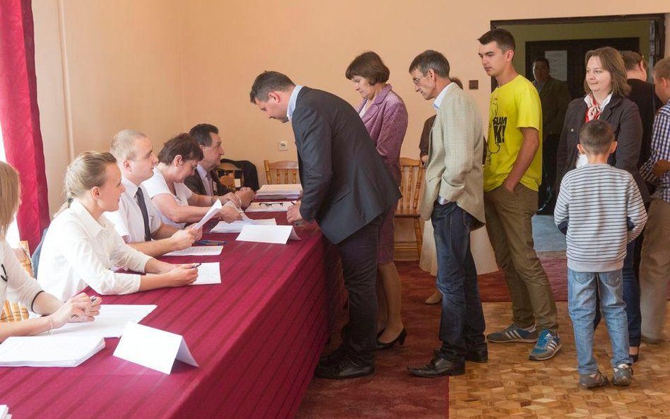 W teorii komisja wyborcza powinna wspólnie „przeczytać” każdą z książeczek do głosowania. W praktyce