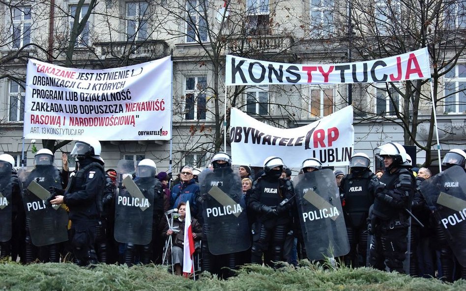 Pikieta Obywateli RP w obronie Konstytucji Rzeczypospolitej Polskiej podczas Marszu Niepodległości w