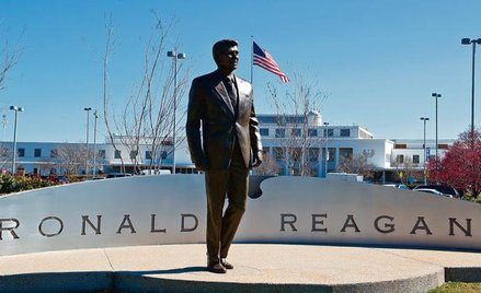 Pomnik prezydenta wita przybyszów lądujących na Ronald Reagan Washington National Airport w Waszyngt