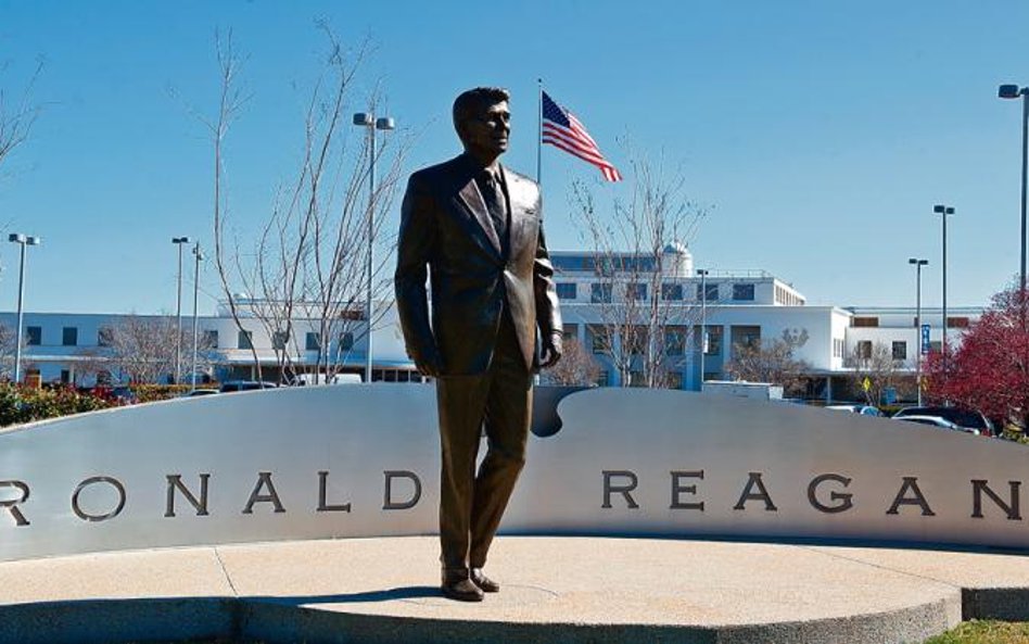 Pomnik prezydenta wita przybyszów lądujących na Ronald Reagan Washington National Airport w Waszyngt