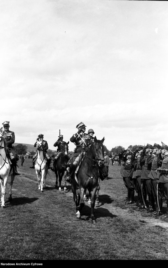 Inspektor armii generał Juliusz Rómmel odbiera raport, 29 maja 1938 r.
