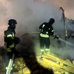 Ukraińscy ratownicy gaszą pożar obiektu infrastruktury energetycznej po rosyjskim ataku w Łucku