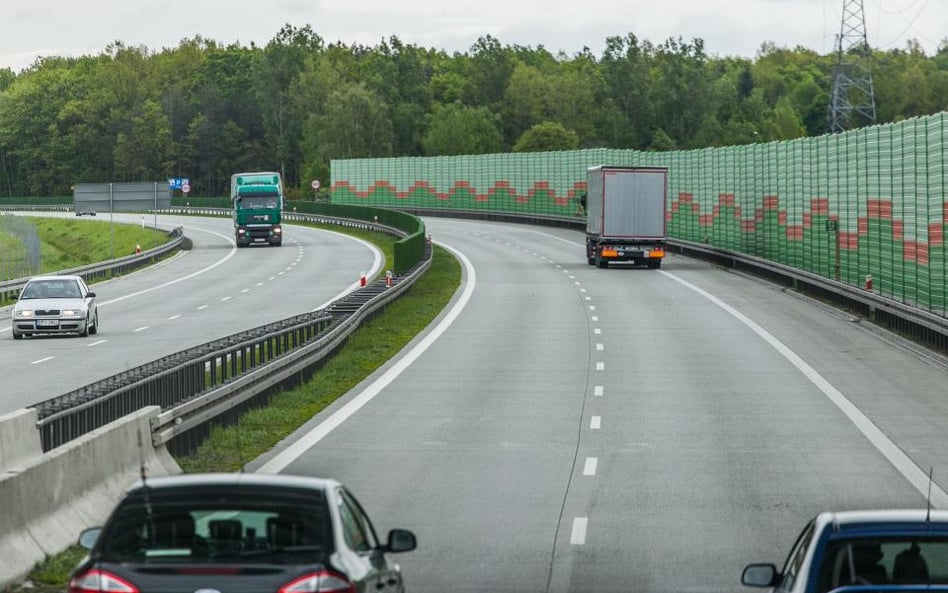 Wysyp mandatów za jazdę lewym pasem drogi