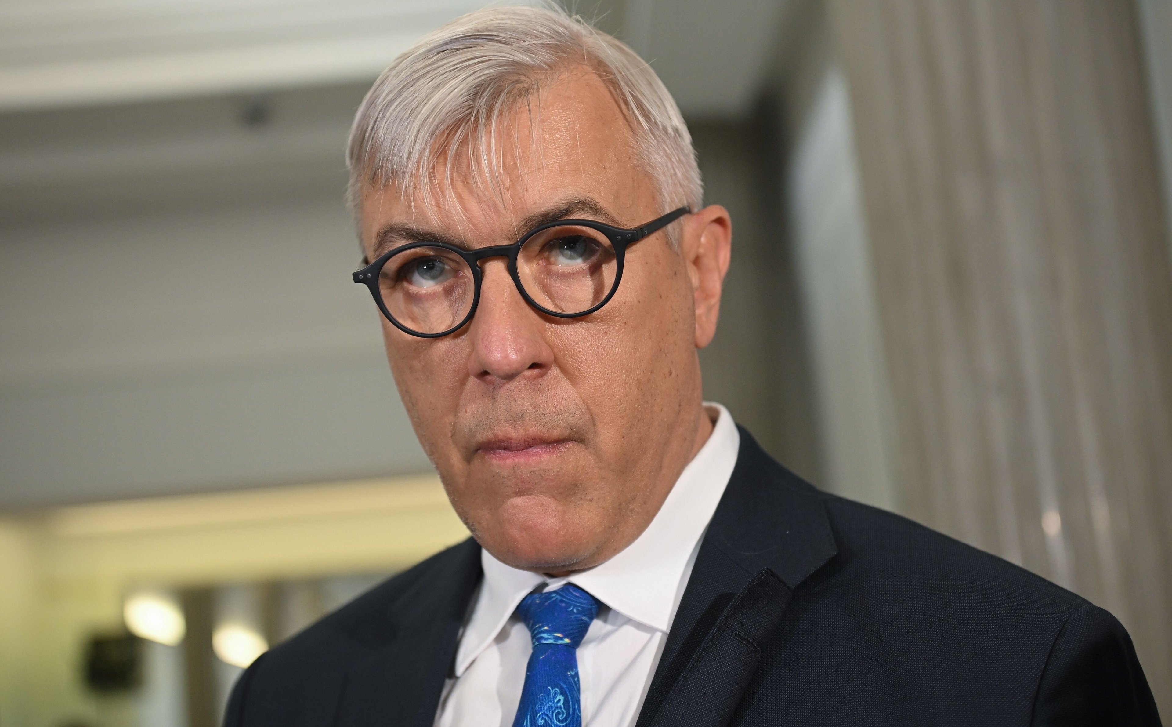 Kim naprawdę jest Smerf Sarkastyk i dlaczego liczy się z nim premier Papa Smerf?