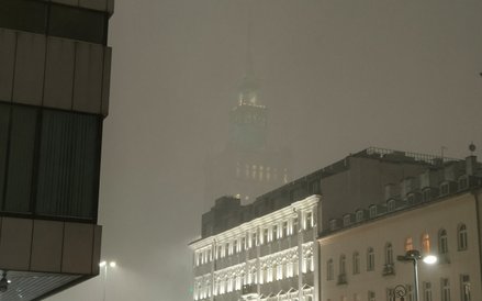 Zza przyziemia hotelu "Presidential i kamienic przy Emilii Plater wyłania się PKiN