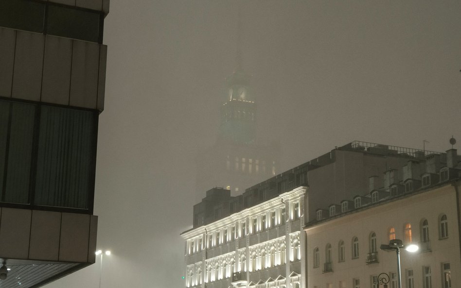 Zza przyziemia hotelu "Presidential i kamienic przy Emilii Plater wyłania się PKiN