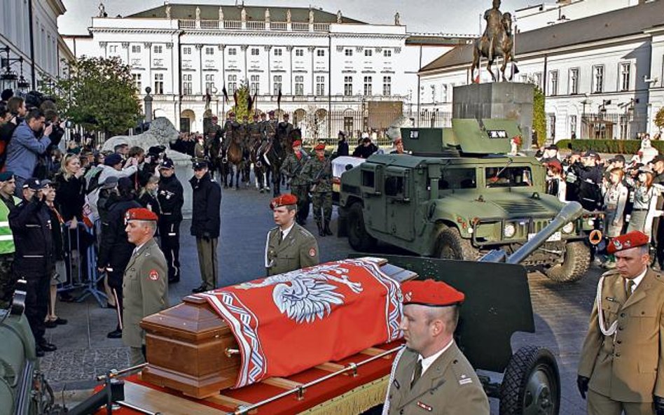 Sobotnie popołudnie: ostatnia droga Lecha i Marii Kaczyńskich w Warszawie – z Pałacu Prezydenckiego 
