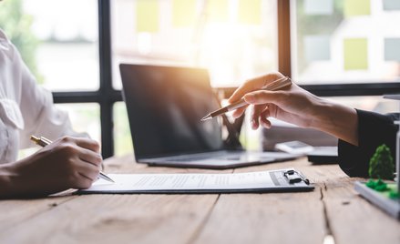 Mocne hamowanie sprzedaży polis przez banki