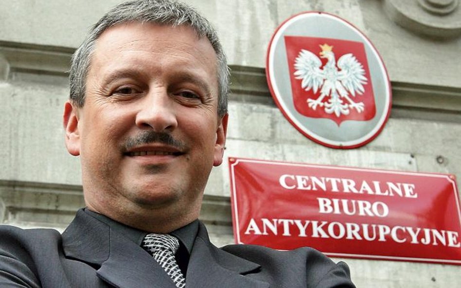 Jacek Dobrzyński, kiedy był rzecznikiem policji w Białymstoku, miał się kontaktować z mężczyzną, prz