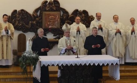 Abp Wiktor Skworc (w środku) z nowymi biskupami: ks. Markiem Szkudło (z lewej) i Adamem Wodarczykiem