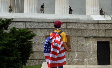 USA: 1299 zgonów na COVID-19 w ciągu doby