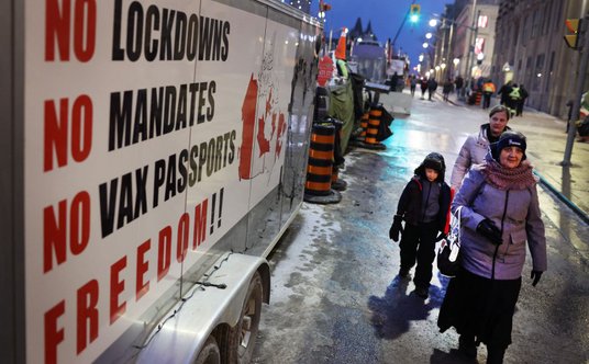 Transparent z hasłami sprzeciwu wobec lockdownom, nakazom i paszportom szczepionkowym na pojeździe n