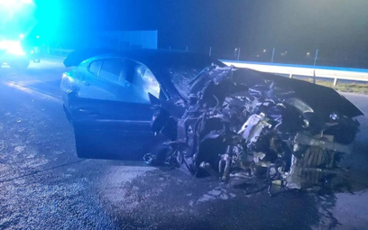 Wypadek na A1. Na zdjęciu: uszkodzony samochód BMW serii 8
