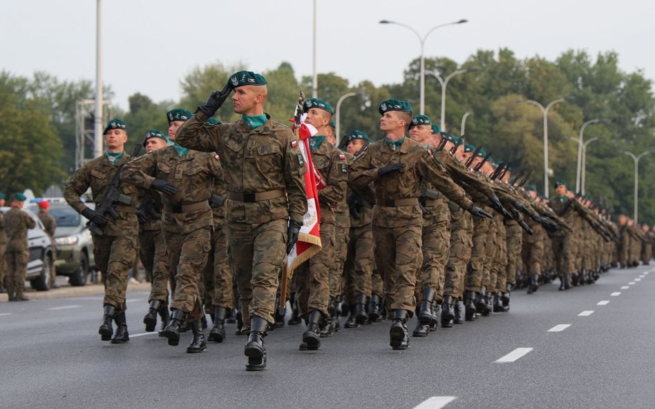 Próba defilady wojskowej w ramach przygotowań do obchodów Święta Wojska Polskiego