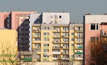 Warszawscy notariusze będą podpisywać akty notarialne sprzedaży własnościowych lokali. Sądy jednak n