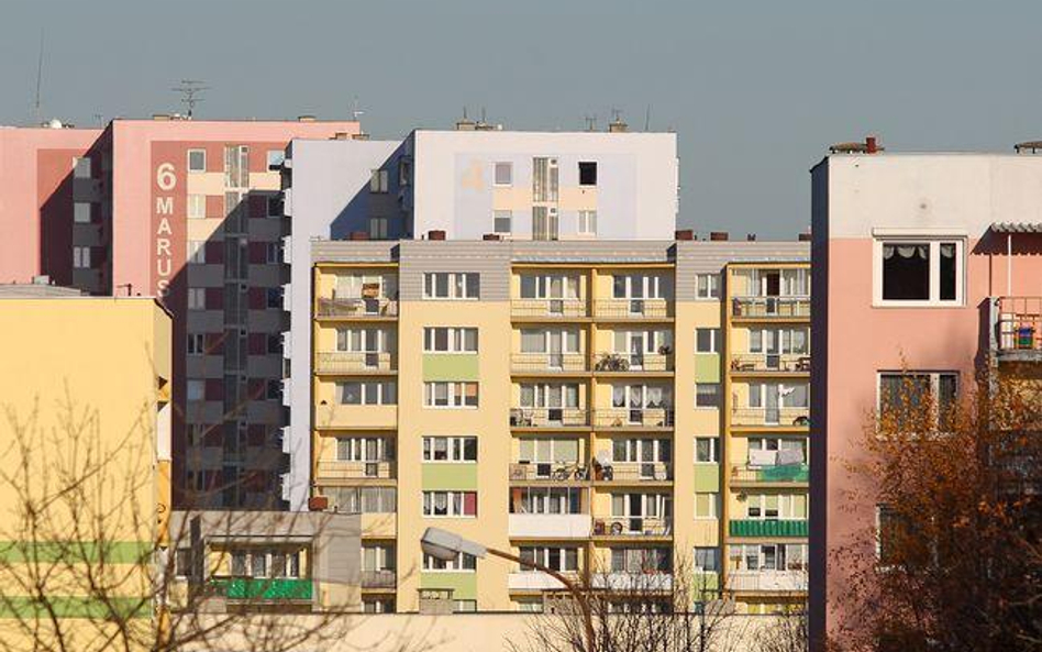 Warszawscy notariusze będą podpisywać akty notarialne sprzedaży własnościowych lokali. Sądy jednak n