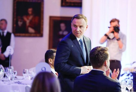 Goście, z prezydentem Andrzejem Dudą, podczas prezentacji filmu o historii giełdy w Warszawie.