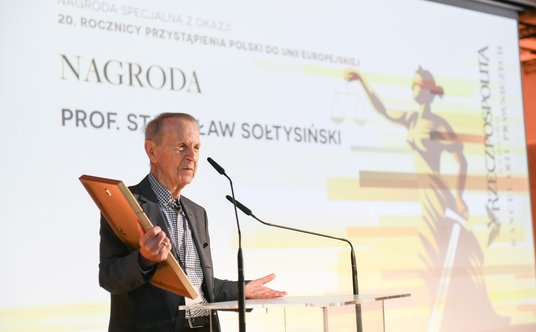 Prof. Stanisław Sołtysiński odebrał nagrodę specjalną z okazji 20. rocznicy akcesji do UE za budowan