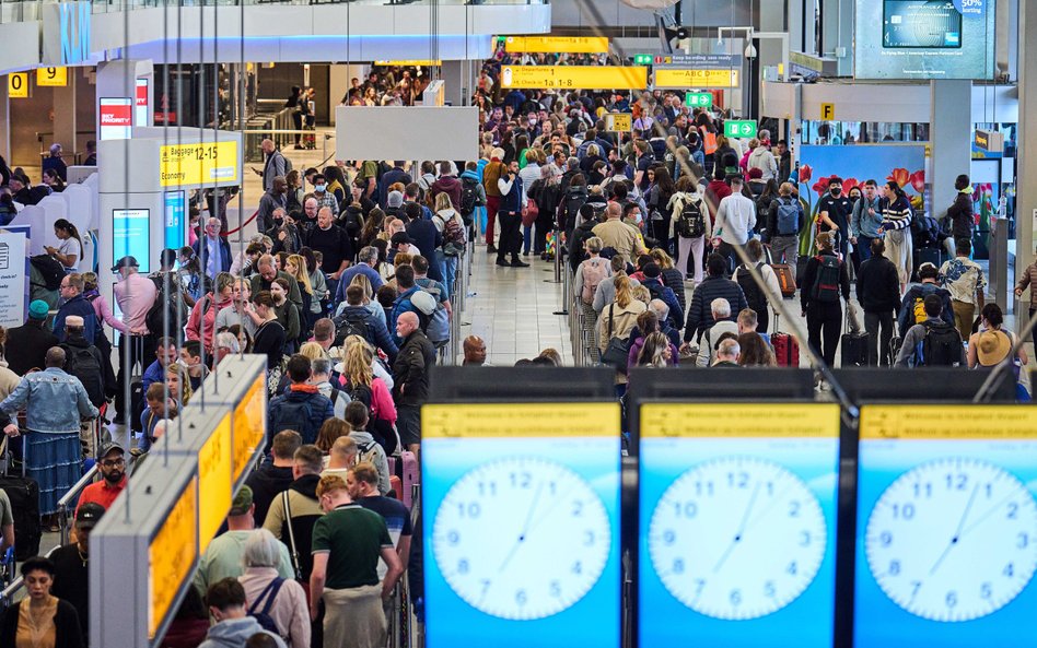 Z obsłużeniem fali pasażerów miał też niedawno problem amsterdamski Schipol