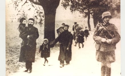 Żydzi konwojowani przez niemieckiego żołnierza