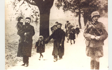 Żydzi konwojowani przez niemieckiego żołnierza