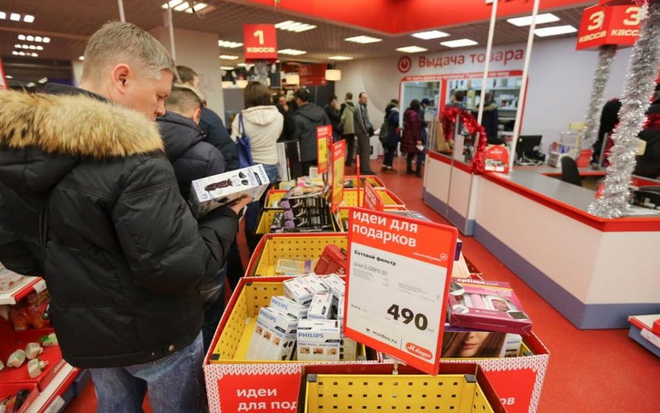 Słaby rubel zwiększa zainteresowanie zagranicy rosyjskimi towarami. Finowie, Estończycy i Polacy ust
