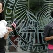 Niektórzy posiadacze zielonej karty uzyskują obywatelstwo USA. Na zdjęciu: przed uroczystością w Mas