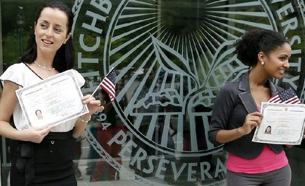 Niektórzy posiadacze zielonej karty uzyskują obywatelstwo USA. Na zdjęciu: przed uroczystością w Mas