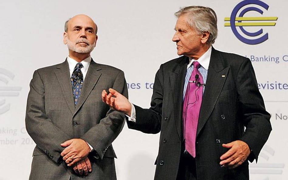 Ben Bernanke (z lewej), szef Rezerwy Federalnej USA, i Jean-Claude Trichet, prezes Europejskiego Ban
