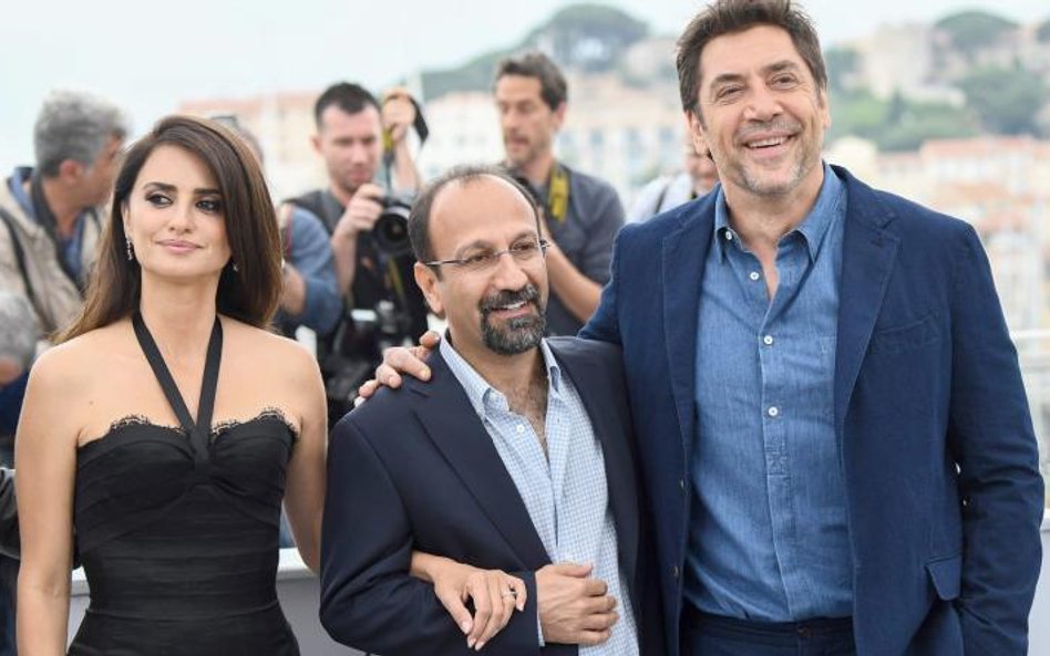 Penelope Cruz, reżyser Asghar Farhadi i Javier Bardem po projekcji filmu „Wszyscy wiedzą” w Cannes.